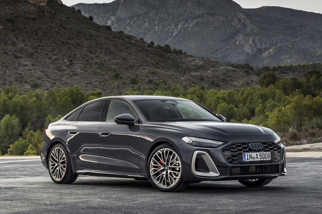 4,8L/100km : Cette révolution hybride-diesel va bouleverser Volkswagen et l'avenir ! 91 Audi A5 2025 de couleur gris métallisé vue de trois-quarts avant, équipée du nouveau moteur hybride-diesel développé par le groupe Volkswagen affichant une consommation de 4,8L/100km