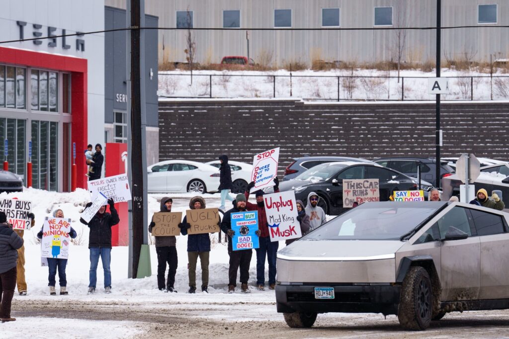 Cette incroyable mobilisation devant les concessions Tesla contre Elon Musk va vous sidérer ! 36 Photo de Valentin Cimino