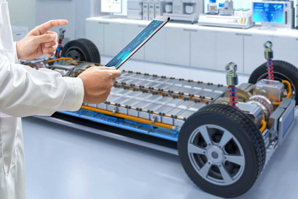 Cette voiture électrique révolutionnaire élimine enfin les pires problèmes des batteries ! 115 Un chercheur devant des batteries de VE.