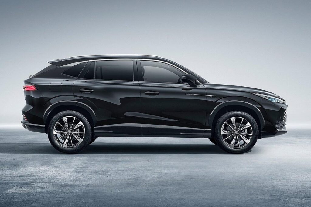 Ce SUV hybride révolutionnaire : 100 km sans essence et 10 000€ d'économie ! 214 Le SUV hybride qui voit grand : 100 km en électrique et prix imbattable
