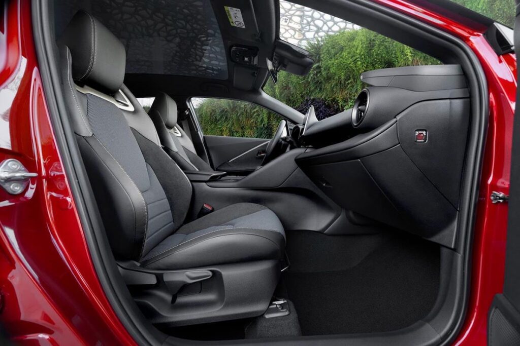 Ce SUV hybride va révolutionner votre quotidien : zéro émission et légende japonaise ! 162 Interieur du Toyota C-HR PHEV de couleur rouge métallisé