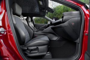Interieur du Toyota C-HR PHEV de couleur rouge métallisé