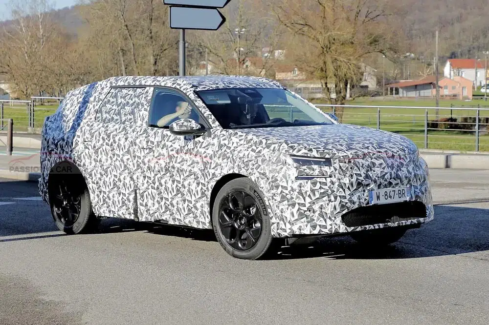 Ce nouveau SUV Citroën ë-C5 Aircross : la révolution électrique pour votre famille ! 2 Citroën ë-C5 Aircross 2025 en angle 3/4 avant révélant sa face avant à LED et sa silhouette carrée.