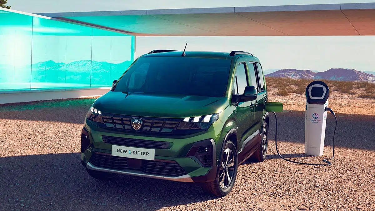 Ce Peugeot e-Rifter : l'étonnante fusion entre utilitaire et voiture de tourisme ! 1 Vue de face de la Peugeot e-Rifter, mettant en évidence sa calandre distinctive et ses phares