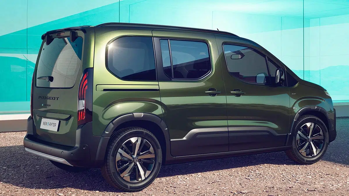 Ce Peugeot e-Rifter : l'étonnante fusion entre utilitaire et voiture de tourisme ! 2 Vue arrière de la Peugeot e-Rifter, mettant en évidence les portes arrière et le design épuré.