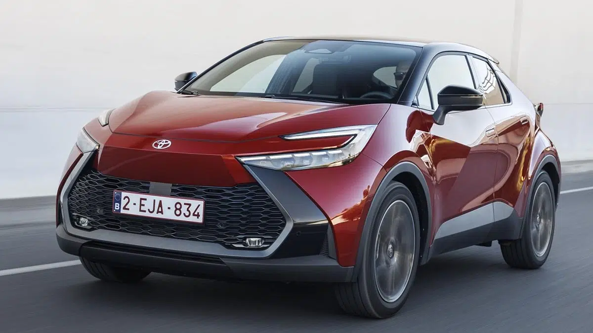 Cette hybride rechargeable écrase la concurrence et cartonne en Europe malgré un petit coffre! 2 Vue 3/4 avant du Toyota C-HR Hybride Rechargeable 2025, mettant en avant son design audacieux et sa calandre sculptée.