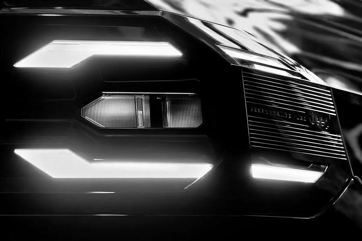 Cette Jeep Compass 2025 Trailhawk écrase tous les 4x4 : découvrez son incroyable potentiel ! 6 Gros plan sur un feu avant de la nouvelle Jeep Compass, illustrant sa signature lumineuse LED