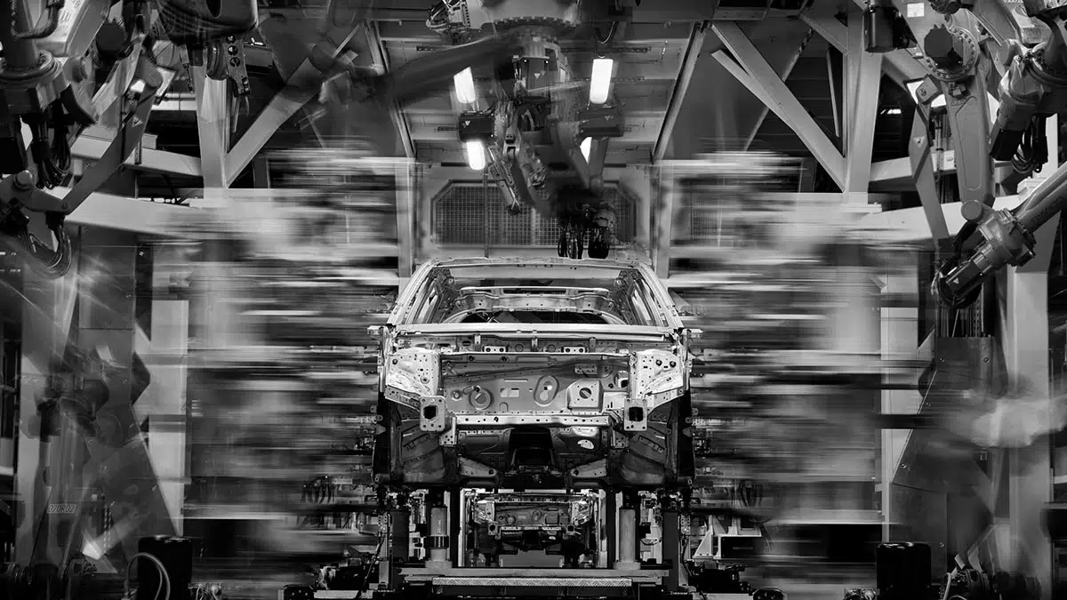 Cette Jeep Compass 2025 Trailhawk écrase tous les 4x4 : découvrez son incroyable potentiel ! 4 Vue de l’usine de montage de la nouvelle Jeep Compass, montrant la chaîne de production et l’assemblage du véhicule.