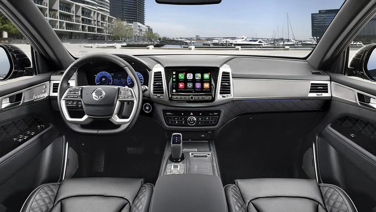 Ce 4x4 familial à 7 places bat le Land Cruiser à prix choc : découvrez-le à moins de 47 000 € ! 4 Vue de l'intérieur du KGM Rexton 2025, révélant l’écran tactile et le tableau de bord numérique.