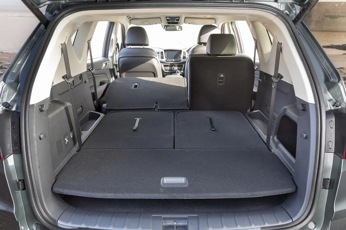 Ce 4x4 familial à 7 places bat le Land Cruiser à prix choc : découvrez-le à moins de 47 000 € ! 6 Vue du coffre du KGM Rexton 2025, soulignant son volume de chargement.