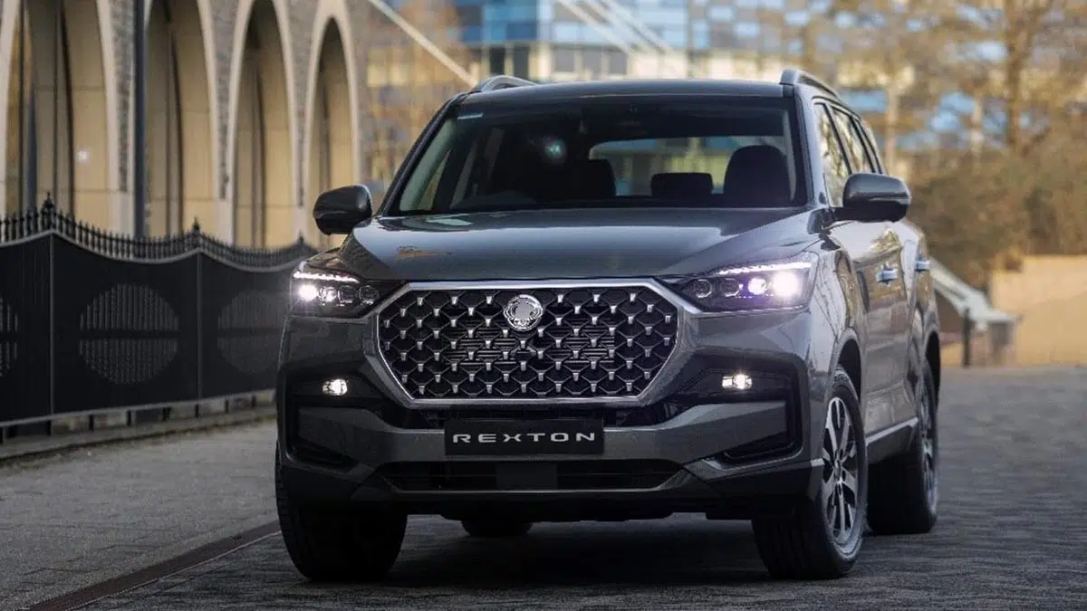 Ce 4x4 familial à 7 places bat le Land Cruiser à prix choc : découvrez-le à moins de 47 000 € ! 2 Vue de face du KGM Rexton 2025, mettant en avant sa calandre imposante et sa signature lumineuse LED.