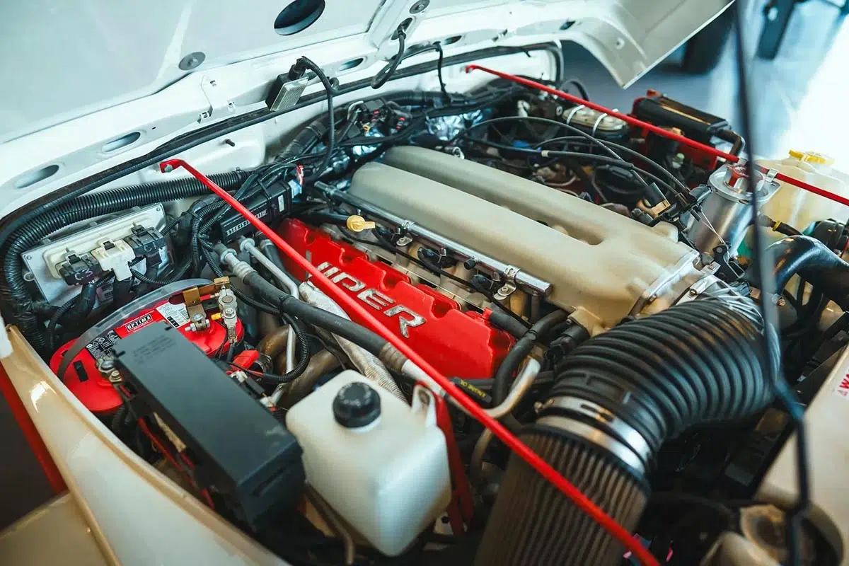 Cette transformation incroyable : ce 4x4 économique devient un monstre tout-terrain ! 3 Vue du moteur V10 8.3L de Dodge Viper sous le capot du Jeep Wrangler.
