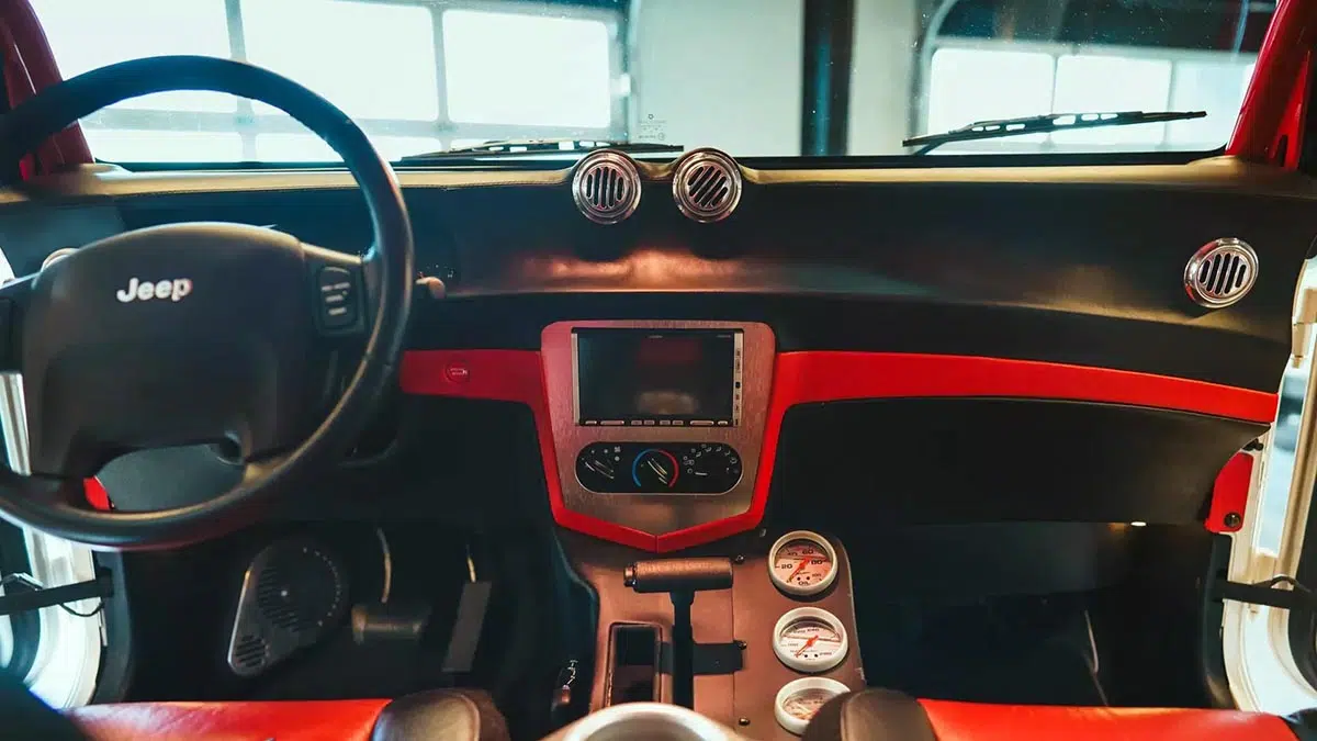 Cette transformation incroyable : ce 4x4 économique devient un monstre tout-terrain ! 2 Vue de l’intérieur du Jeep Wrangler V10, mettant en avant le tableau de bord et la cage anti-retournement.