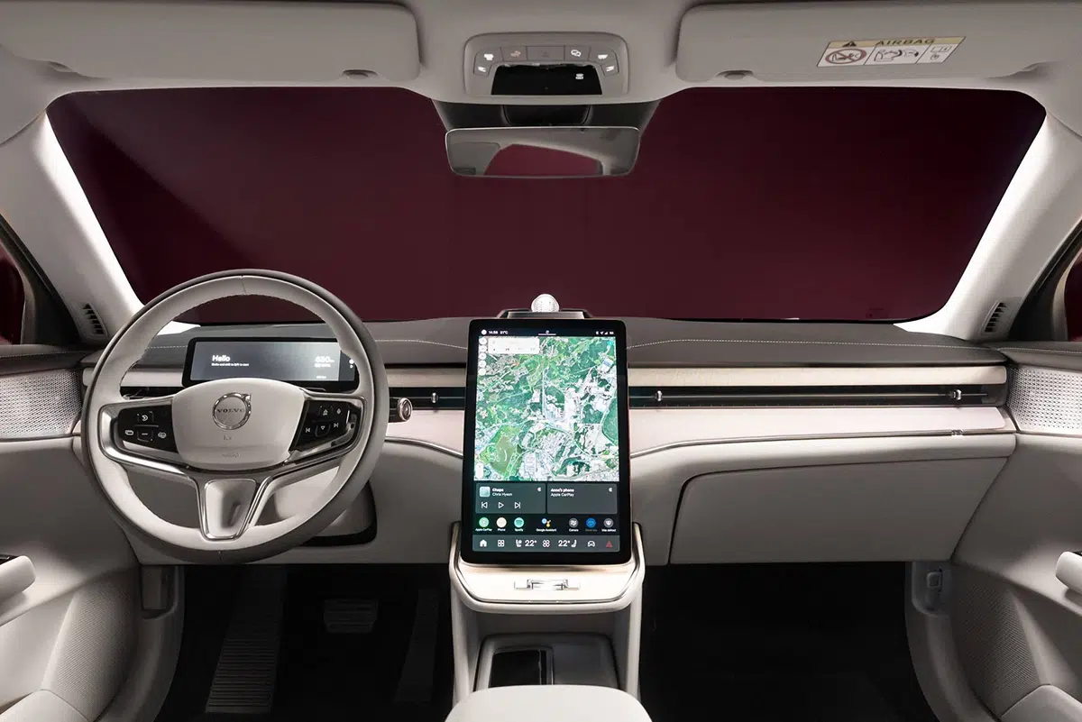Ce prix de la Volvo ES90 va choquer : la Tesla Model S n'est plus la seule reine ! 4 Vue du poste de conduite du Volvo ES90, mettant en avant le grand écran tactile central et l’instrumentation numérique.