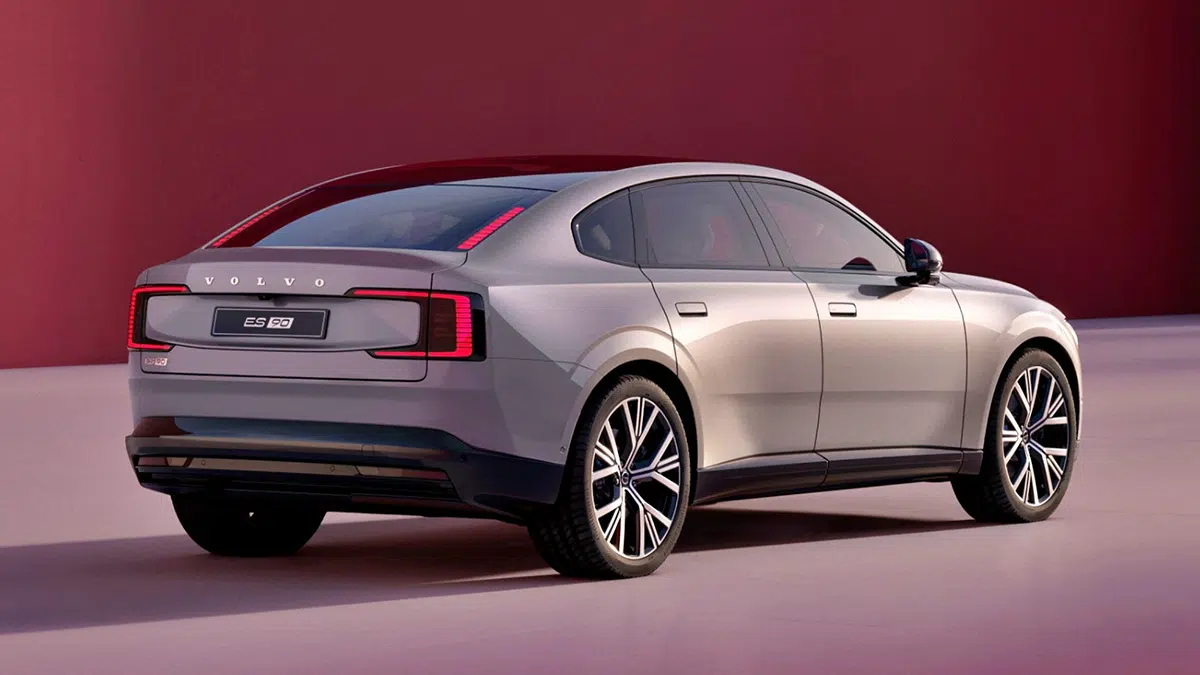Ce prix de la Volvo ES90 va choquer : la Tesla Model S n'est plus la seule reine ! 8 Vue arrière du Volvo ES90, montrant ses feux LED et son hayon élégant.