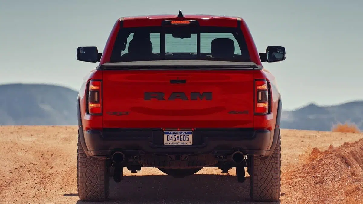 Cette légende du tout-terrain renoue avec un moteur puissant qui écrase les 4x4 électriques ! 3 Vue arrière du Ram 1500 TRX 2025, mettant en avant ses feux LED et son double échappement.