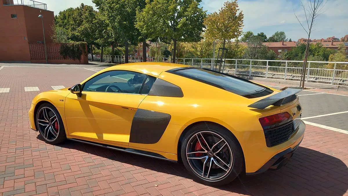 Cette nouvelle R8 hybride rechargeable d'Audi va vous faire rêver ! Découvrez son design italien ! 6 Audi R8 V10 arrière, échappements ronds et signature lumineuse classique