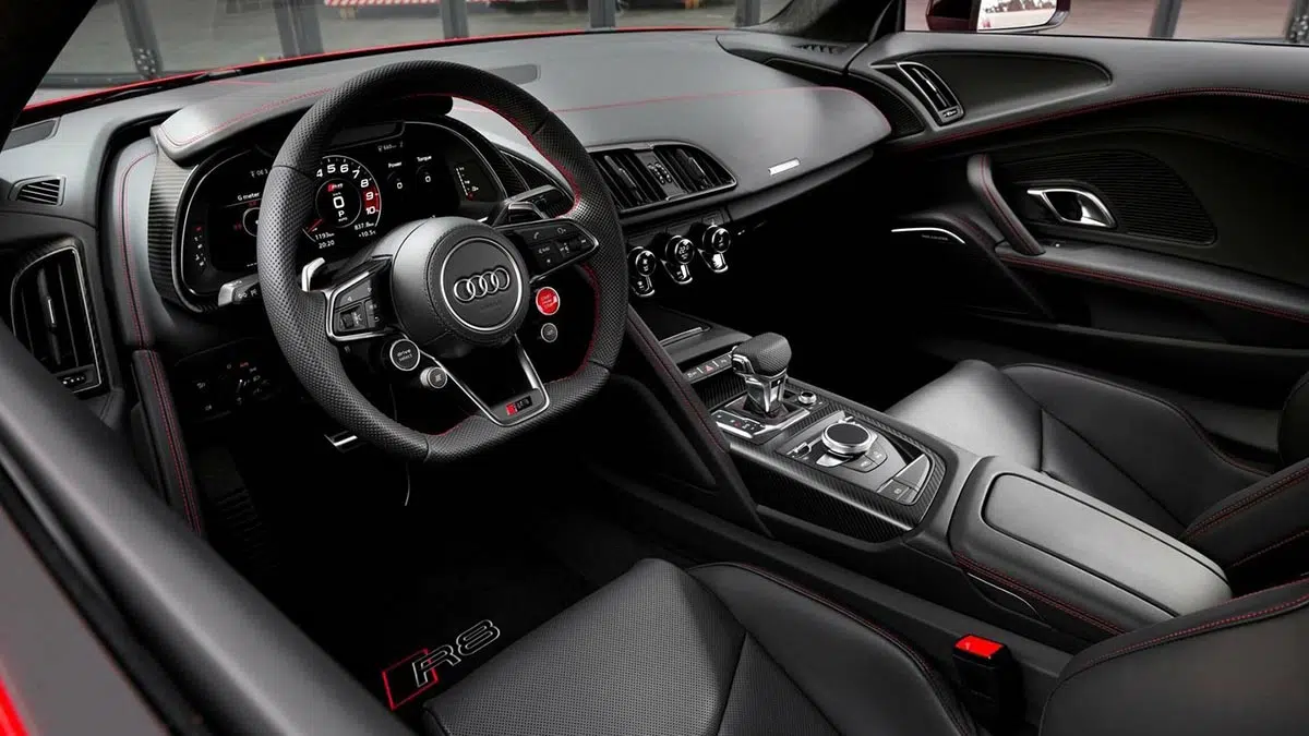 Cette nouvelle R8 hybride rechargeable d'Audi va vous faire rêver ! Découvrez son design italien ! 4 Audi R8 V10 intérieur, volant sport et compteurs analogiques emblématiques