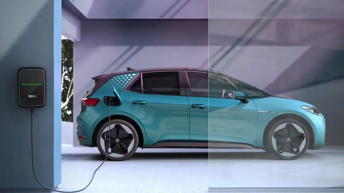 Cette Golf zéro émission de Volkswagen va révolutionner votre avenir électrique en 2028 ! 2 Volkswagen électrique en recharge sur une borne, future compacte zéro émission