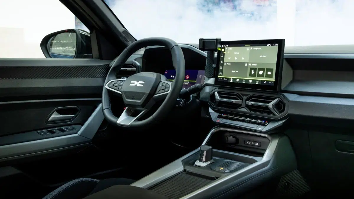 Ce SUV Dacia Bigster Hybrid 155 : L'espace, le prix et la consommation qui vont vous choquer ! 4 Intérieur du Dacia Bigster Hybrid avec planche de bord épurée et instrumentation numérique