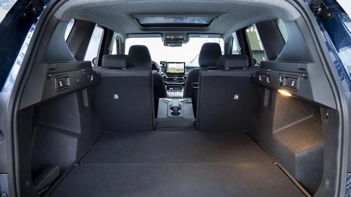 Ce SUV Dacia Bigster Hybrid 155 : L'espace, le prix et la consommation qui vont vous choquer ! 6 Coffre du Dacia Bigster Hybrid avec ouverture large et 546 litres de capacité