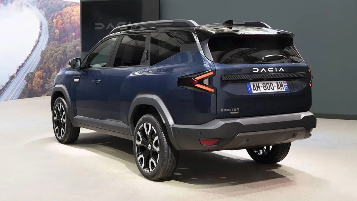 Ce SUV Dacia Bigster Hybrid 155 : L'espace, le prix et la consommation qui vont vous choquer ! 8 Arrière du Dacia Bigster Hybrid 2025 avec feux LED horizontaux et nom de la marque intégré