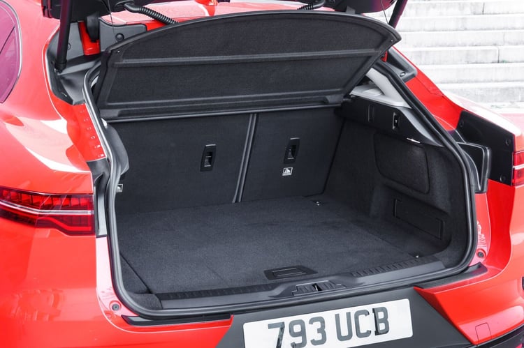 jaguar-i-pace-coffre 1743158552 957 Cette incroyable voiture electrique doccasion decouvrez le Jaguar I Pace