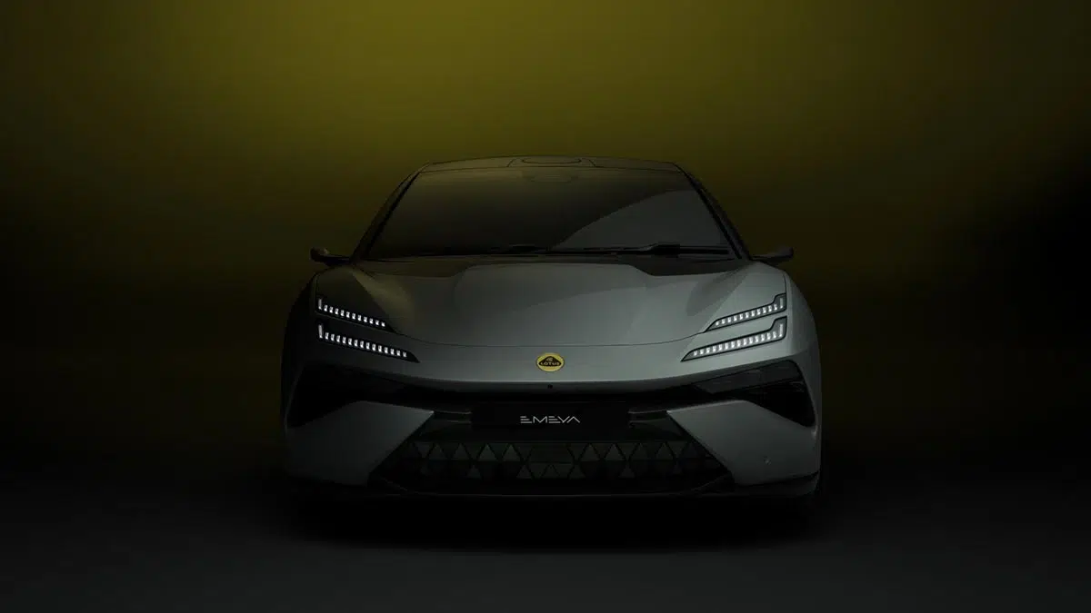 Cette berline électrique de 918 ch va bouleverser la performance en moins de 2,9 secondes ! 2 Vue avant de la Lotus Emeya 2025 avec feux LED acérés et design aérodynamique