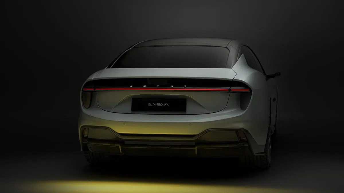 Cette berline électrique de 918 ch va bouleverser la performance en moins de 2,9 secondes ! 6 Arrière de la Lotus Emeya avec bande LED continue et diffuseur sportif