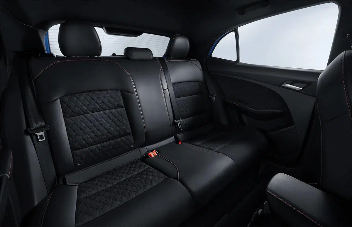 Cette incroyable sportive cachée : l'anti-Yaris à 200 CV pour seulement 239 € par mois ! 6 Banquette arrière de la MG3 Hybrid+ 2025 avec espace passager et sellerie soignée