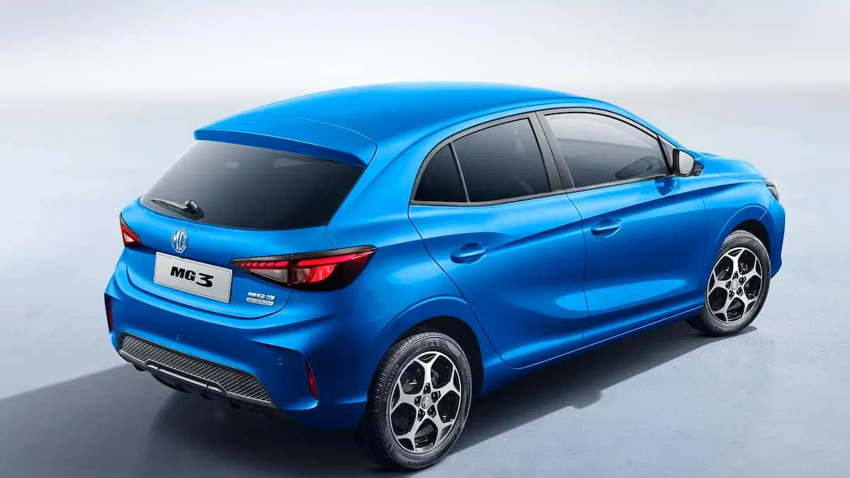 Cette incroyable sportive cachée : l'anti-Yaris à 200 CV pour seulement 239 € par mois ! 8 Vue arrière de la MG3 Hybrid+ 2025 avec feux LED effilés et bouclier sculpté