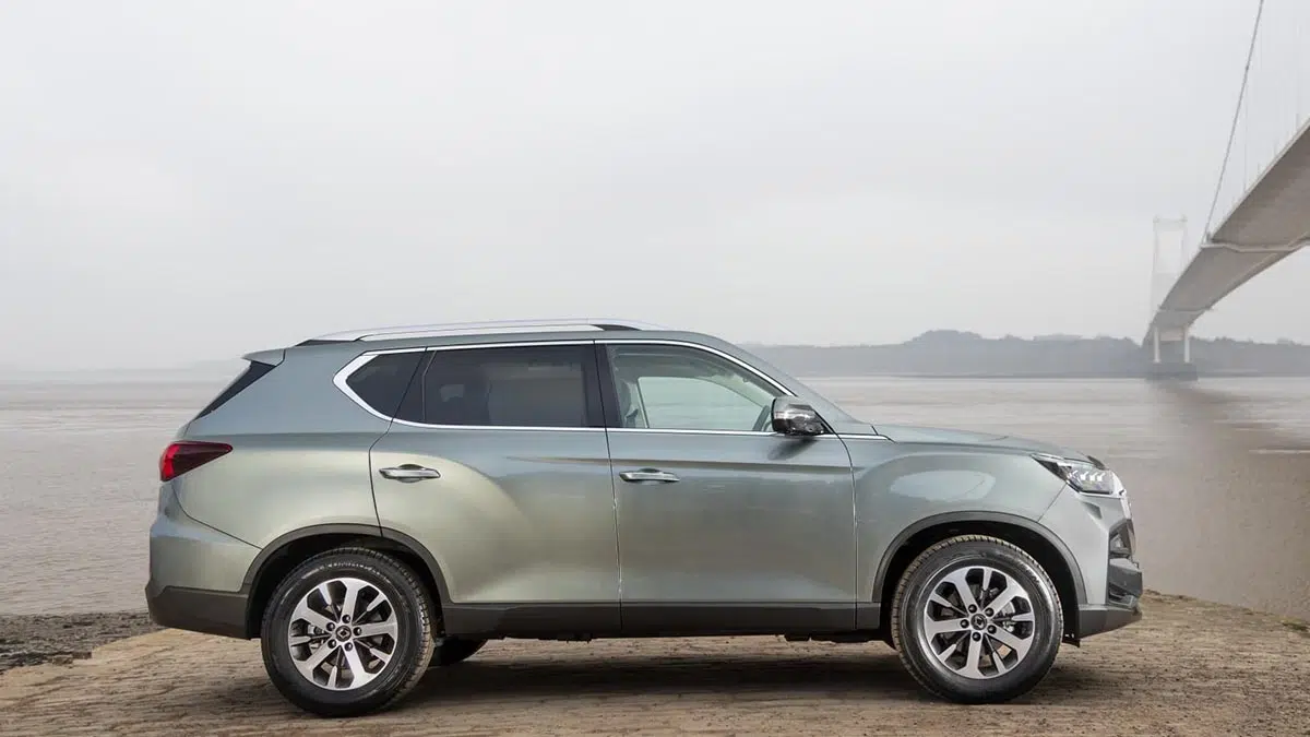 Ce 4x4 familial à 7 places bat le Land Cruiser à prix choc : découvrez-le à moins de 47 000 € ! 1 Profil du KGM Rexton 2025, illustrant son design robuste et ses lignes audacieuses.