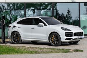 Porsche dévoile son Cayenne 100% électrique en 2024 : rév