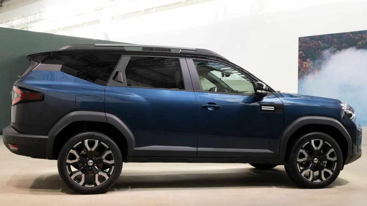 Ce SUV Dacia Bigster Hybrid 155 : L'espace, le prix et la consommation qui vont vous choquer ! 1 Profil latéral du Dacia Bigster Hybrid avec lignes tendues et garde au sol surélevée