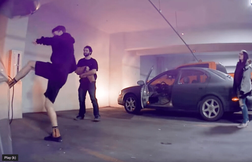 Ce vandalisme choquant : ces individus attaquent les voitures électriques en pleine charge ! 22 Vandalisme contre les voitures électriques : quand des indi