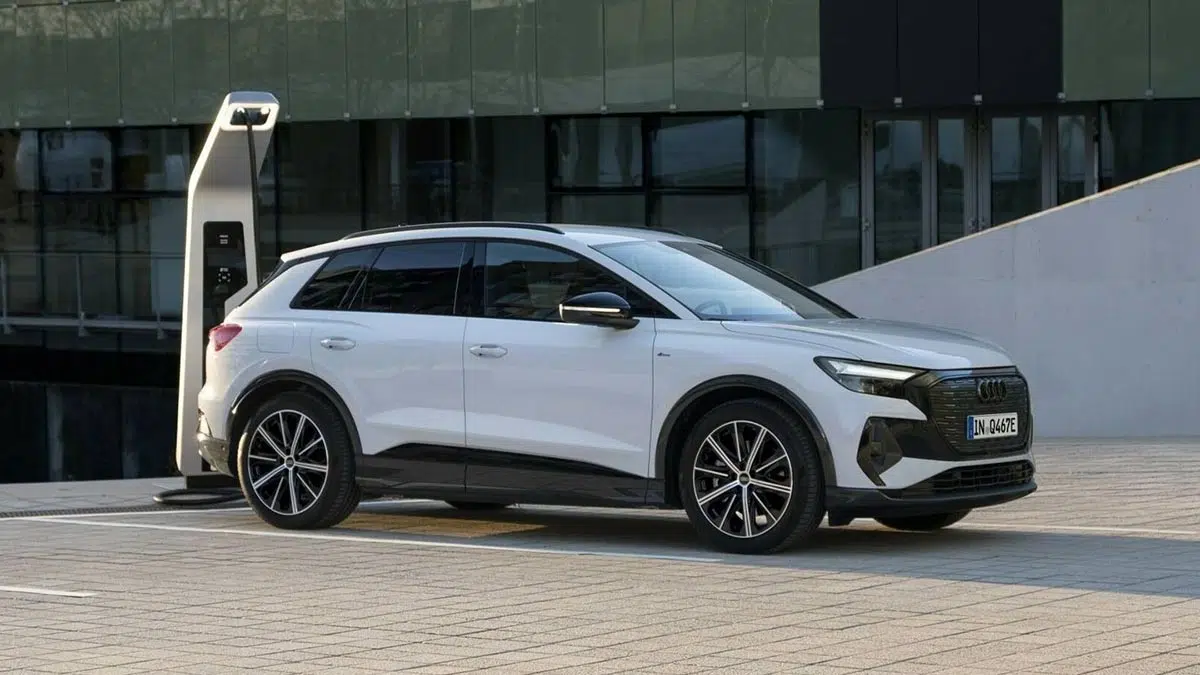 Ces fausses idées sur les voitures électriques que vous ne devriez pas croire ! 1 Vue d’une voiture électrique en charge sur une borne publique.