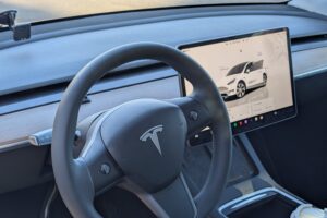 Un An Tesla Model Y Volant
