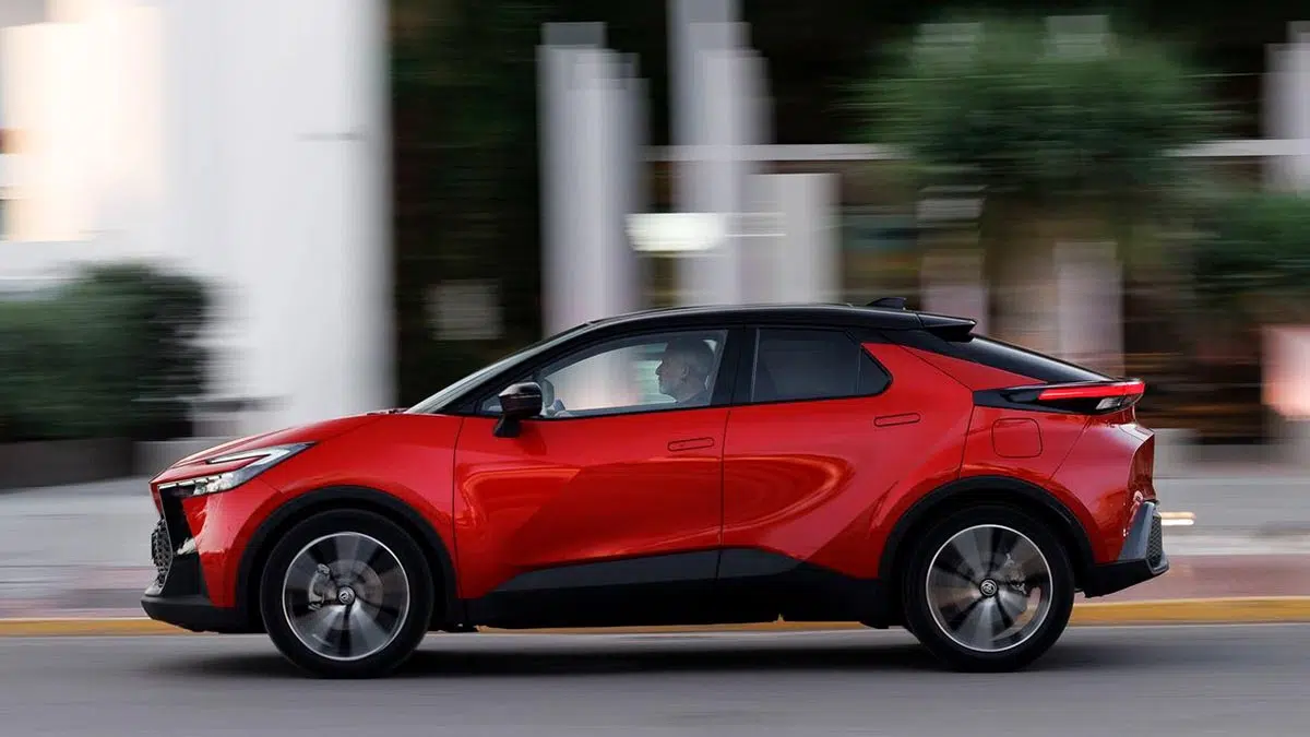 Cette hybride rechargeable écrase la concurrence et cartonne en Europe malgré un petit coffre! 1 Vue de profil du Toyota C-HR Hybride Rechargeable 2025, mettant en avant ses lignes acérées et son allure sportive.