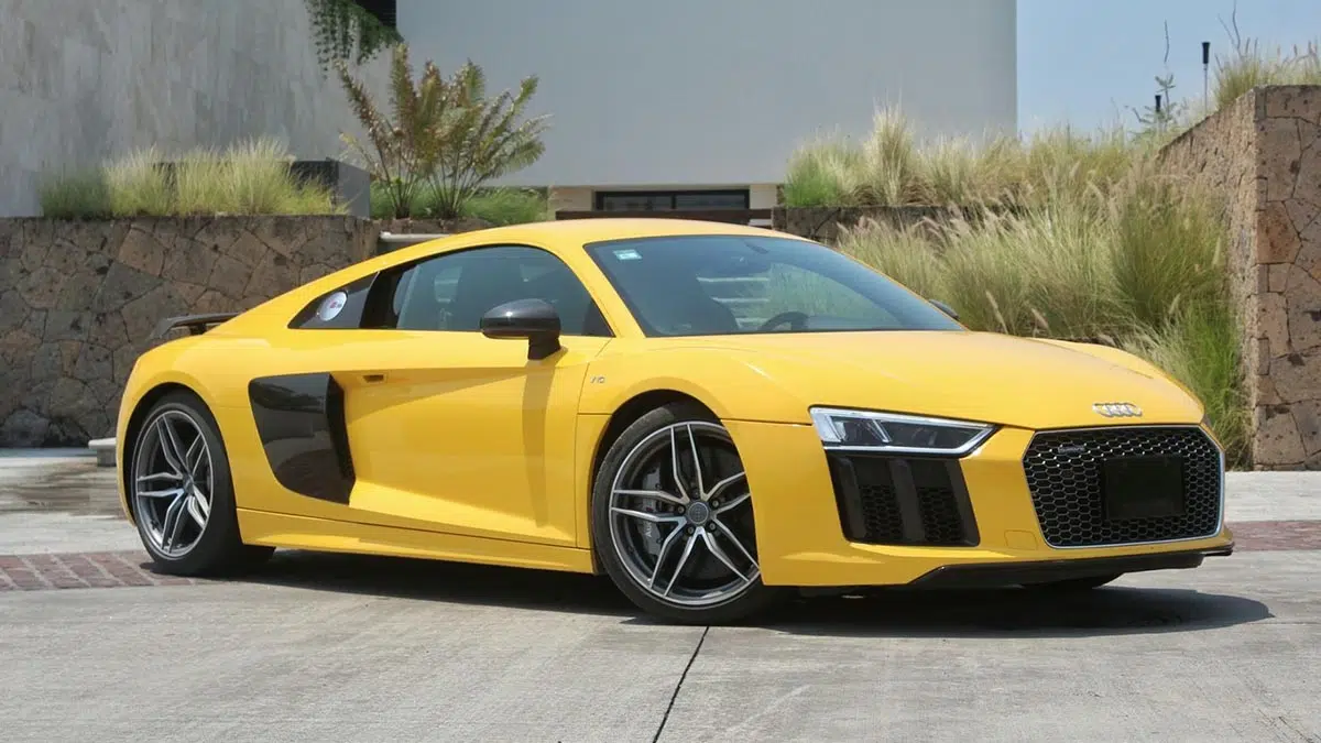 Cette nouvelle R8 hybride rechargeable d'Audi va vous faire rêver ! Découvrez son design italien ! 1 Audi R8 hybride rechargeable 2025 profil, lignes aérodynamiques et jantes sportives