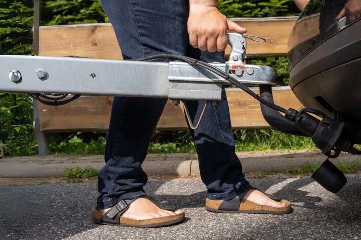Où trouver un attelage pas cher pour votre voiture : attache remorque et crochet d'attelage 1 crochet d'attelage