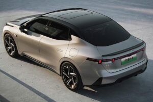 Le Lynk & Co 07 est une berline hybride rechargeable de taille moyenne, introduite par la marque sino-suédoise Lynk & Co, filiale du groupe Geely.