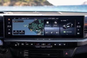 Le SUV tout-terrain européen et le modèle hybride BYD côte à côte, illustrant le contraste entre l