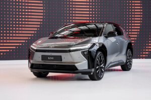 Le Toyota bZ4X restylé présenté sous son nouveau design avec sa motorisation de 163 ch, illustrant l