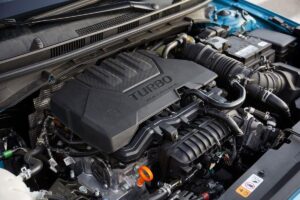 SUV compact économique de couleur grise sur route de campagne, mettant en valeur son design robuste et son volume de chargement