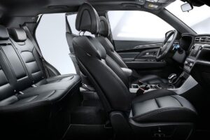 SUV compact de taille moyenne en stationnement, montrant son gabarit comparable à une SEAT Ateca, avec un badge ECO visible sur sa carrosserie