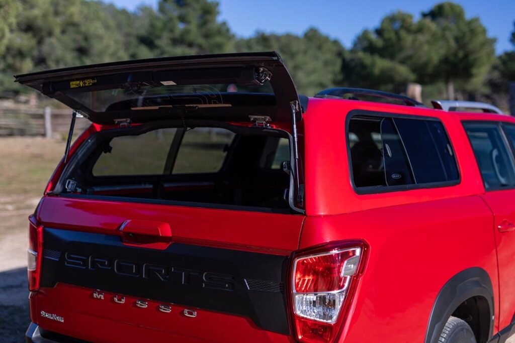 Ce pickup indestructible transporte plus d'une tonne pour seulement 36 500 € ! Découvrez-le ! 19 Pickup 4x4 robuste photographié de trois-quarts arrière dans un environnement tout-terrain, mettant en valeur sa benne chargée et sa garde au sol élevée