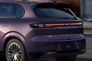 Le SUV compact Stellantis photographié dans un environnement urbain chinois, mettant en valeur son design attractif et ses proportions idéales pour la ville.