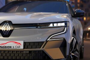La Renault Mégane E-Tech 220 ch photographiée en trois-quarts avant, mettant en valeur son design distinctif et sa nouvelle signature lumineuse