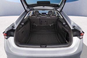 Berline familiale spacieuse équipée du moteur 1.5 eTSI avec coffre ouvert révélant son immense capacité de 640 litres, stationnée à côté d