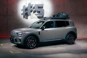 SUV électrique Smart n°5 photographié en angle trois-quarts, mettant en valeur ses grandes dimensions, sa galerie de toit, ses échelles latérales et son design robuste inspiré des véhicules tout-terrain